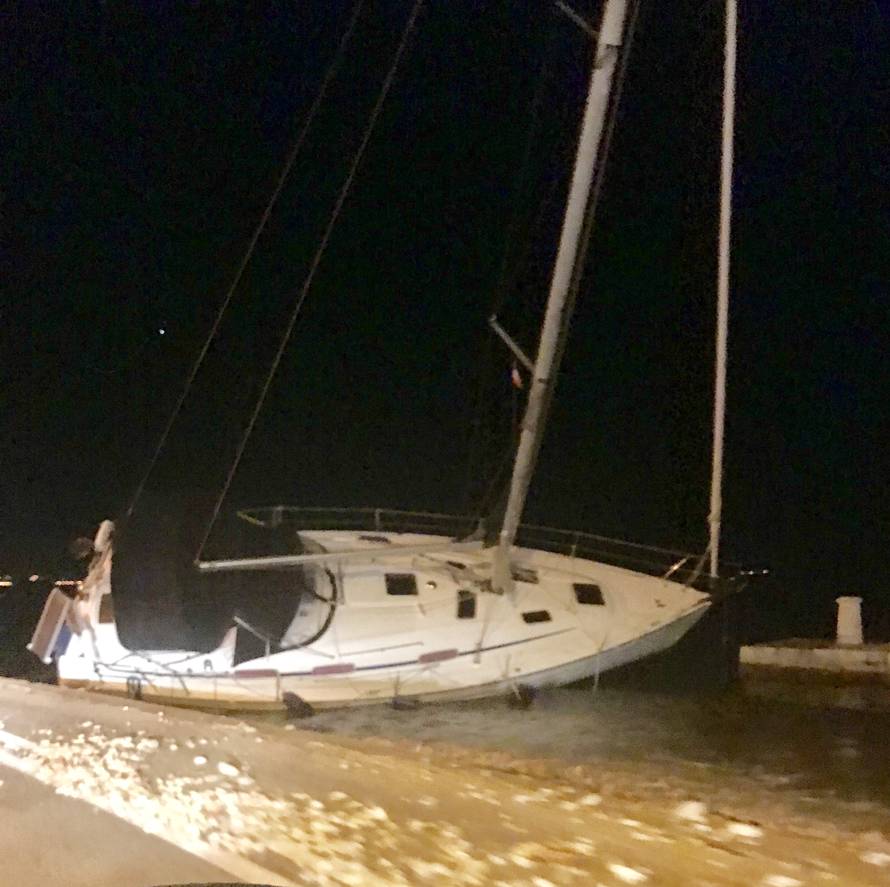 Vjetar nasukao brodove, čupao drveće, nestajalo je i struje...