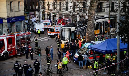 FOTO Prizori u&zcaron;asa u Milanu. Tramvaj pun ljudi izletio s tra&ccaron;nica. Najmanje dvoje mrtvih