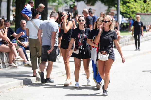 Sinj: Glavni modni detalji za koncert Thompsona - crna majica i zastava Hrvatske