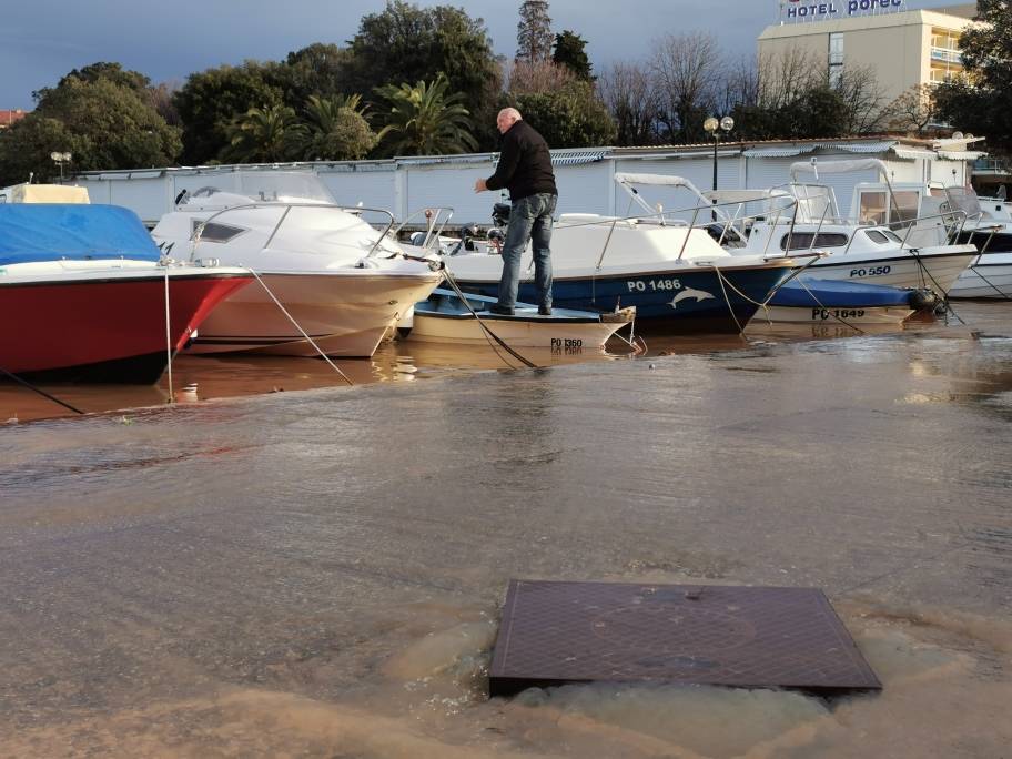 Potop u Istri: Zatvorene ceste, ima odrona, danas stiže nova obilna kiša,  a u gorju i snijeg