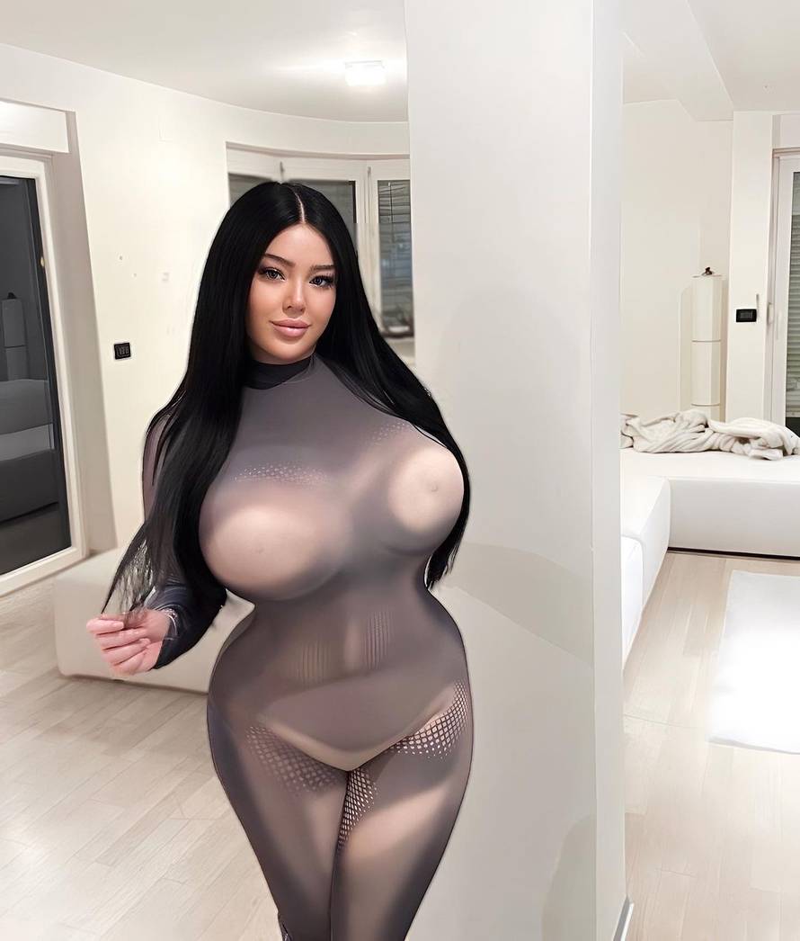 'Vidi ga koliki je': Bujna Claudia pokazala kakvog pitona ima...