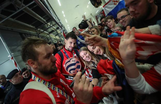 Docek broncanih rukometasa na zracnoj luci Franjo Tudjman