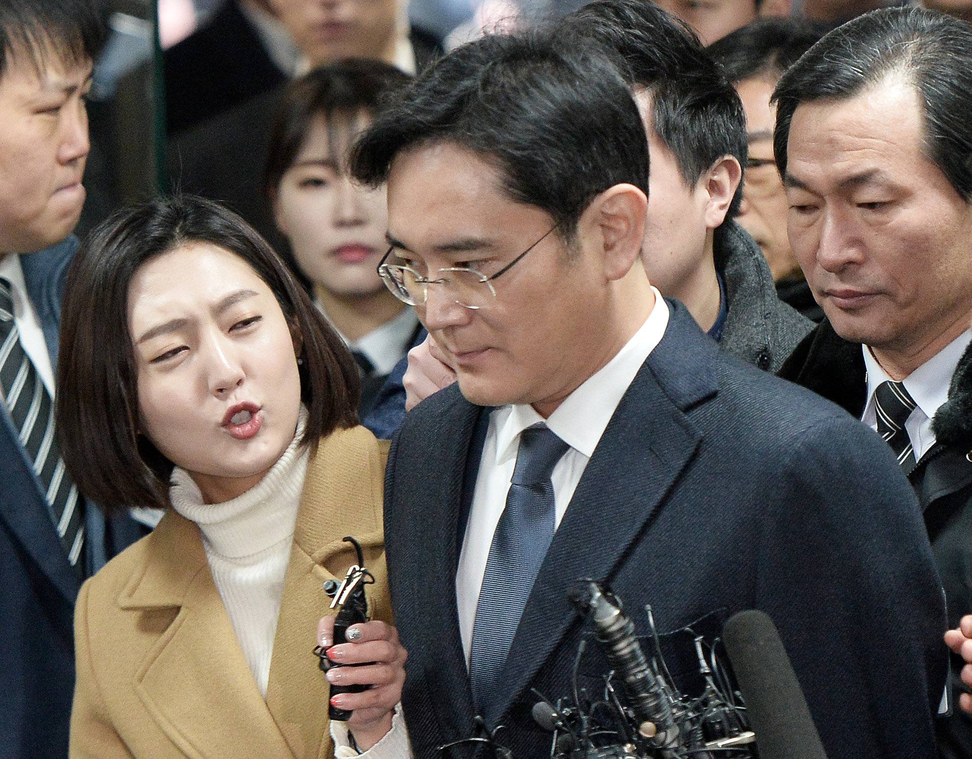 Samsung Group chief, Jay Y. Lee, is surrounded by media upon his arrival to the Seoul Central District Court in Seoul