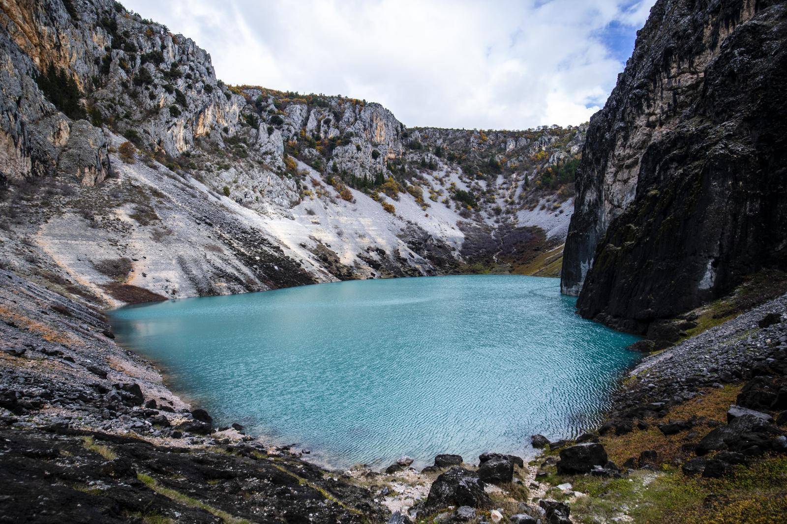 Modro jezero nije modro, zbog kiše je postalo svijetloplavo