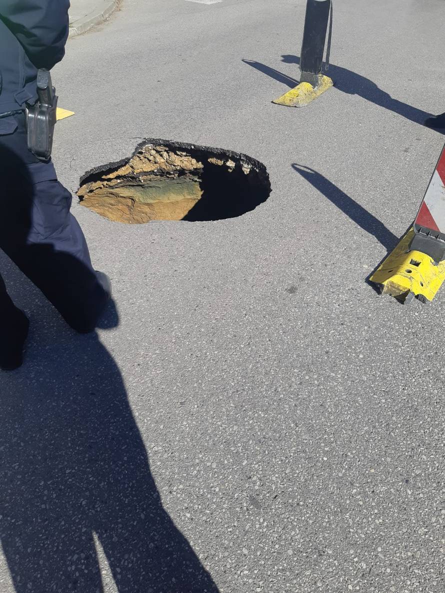 Video: Propao je dio ulice u Maksimiru, policija sve ogradila