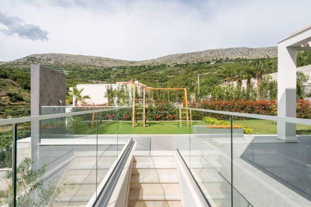 FOTO Ogromna parcela, privatni wellness i čudo od pogleda: Vila u Podstrani čeka novog vlasnika