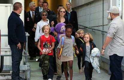'Supermama': Angelina režira novi film i čuva šestero djece