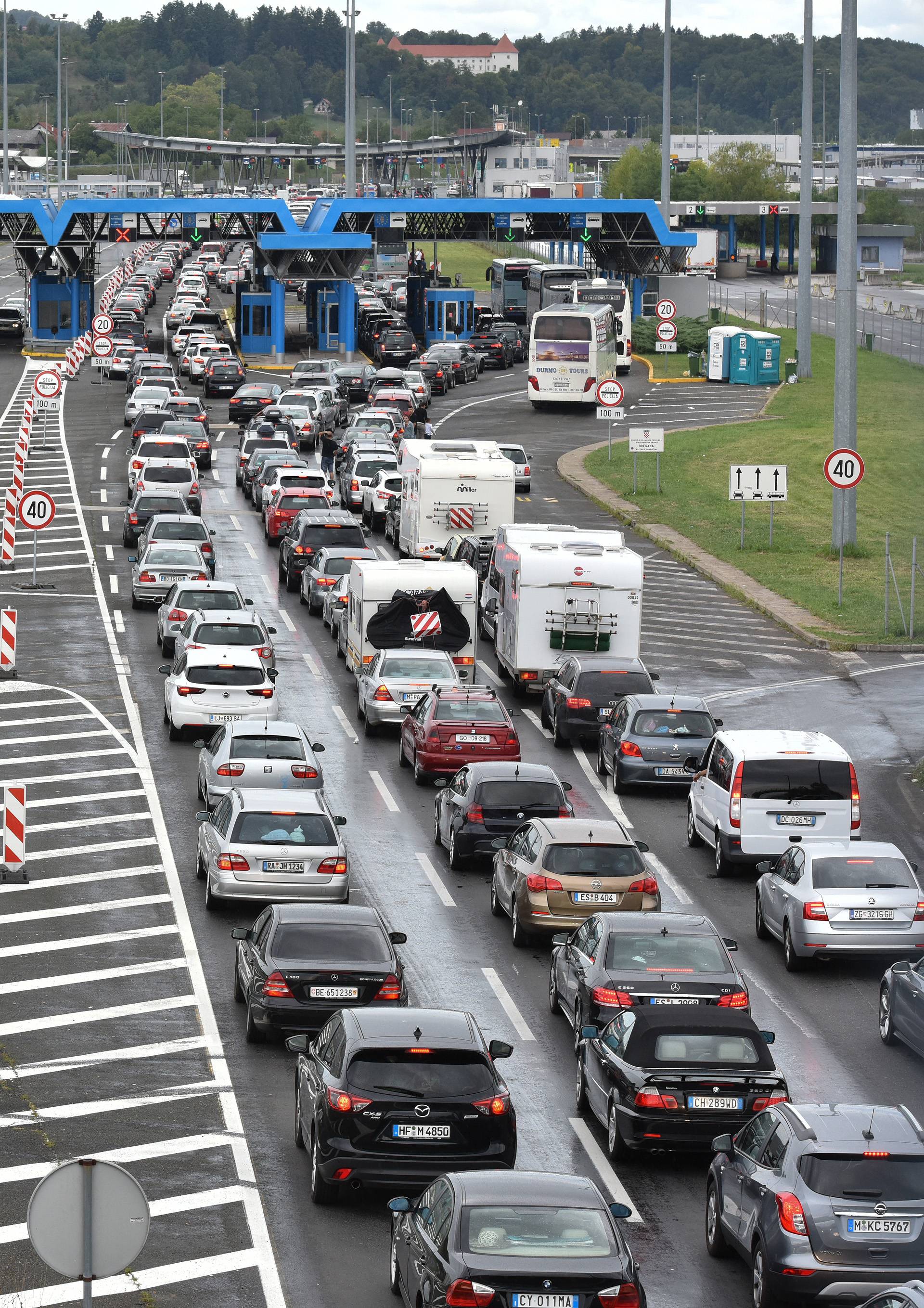 Kilometarske kolone ispred Macelja, gužve i na autocesti