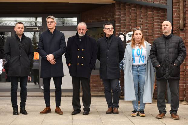 Na Trgu Republike u Čakovcu održan prosvjed u znak podrške kirurzima