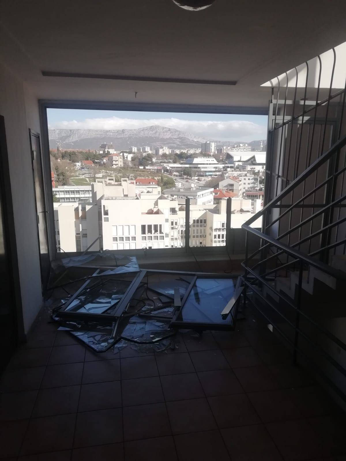 Bura u Mokošici uništila kiosk, u Splitu izbila prozore zgrade