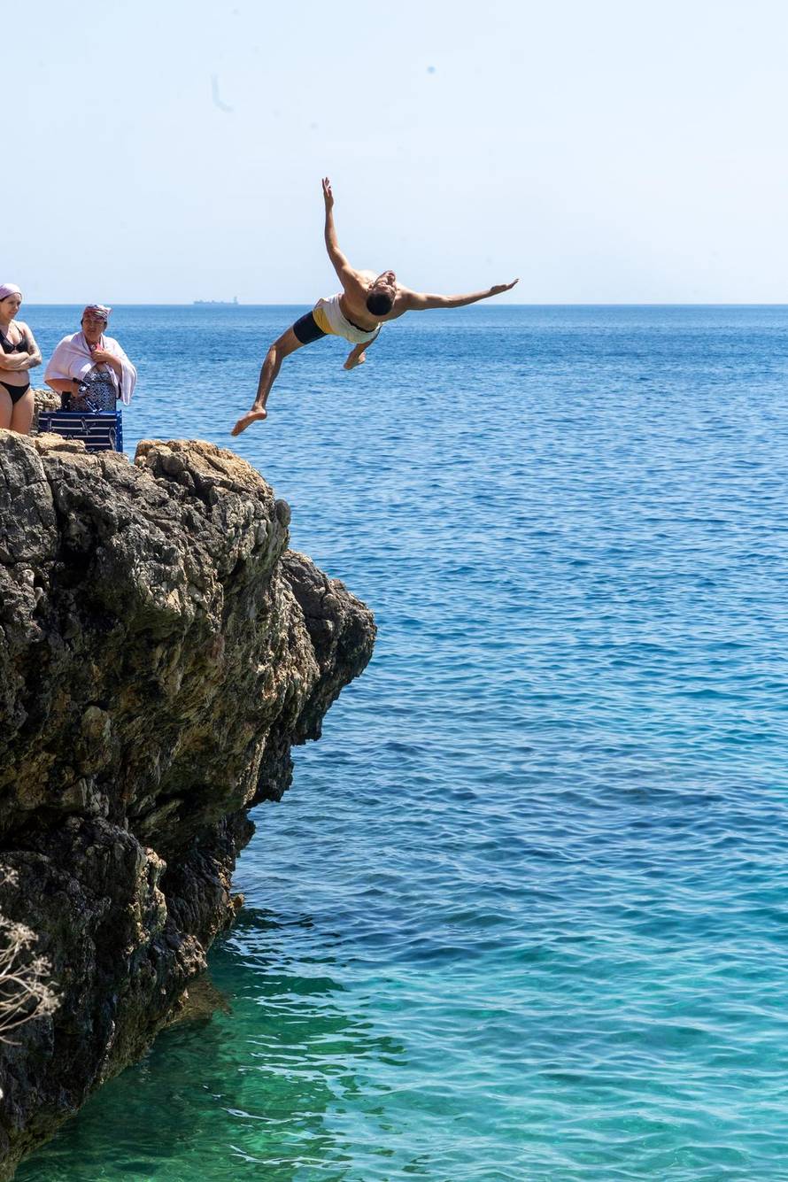 Pula: Havajska plaža na Verudeli raj je za kupače i ljubitelje skokova sa stijena