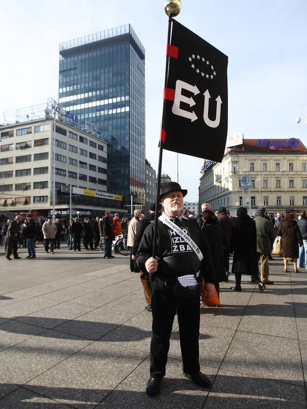 ARHIVA: Zagreb: Na prosvjedu protiv EU policija grubo privela nekolicinu prosvjednika
