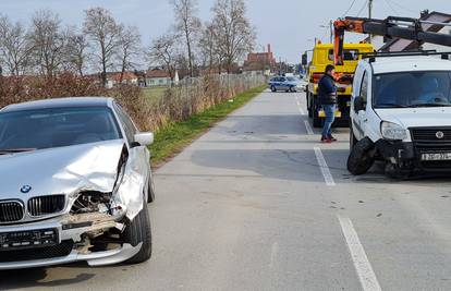 Sudarili su se BMW i dostavno vozilo: Ozlijeđena je vozačica