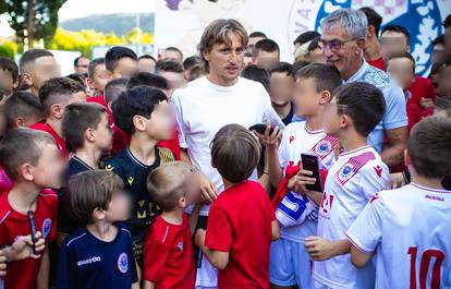 FOTO Modrić je stigao u Mostar! Luku su dočekale stotine djece