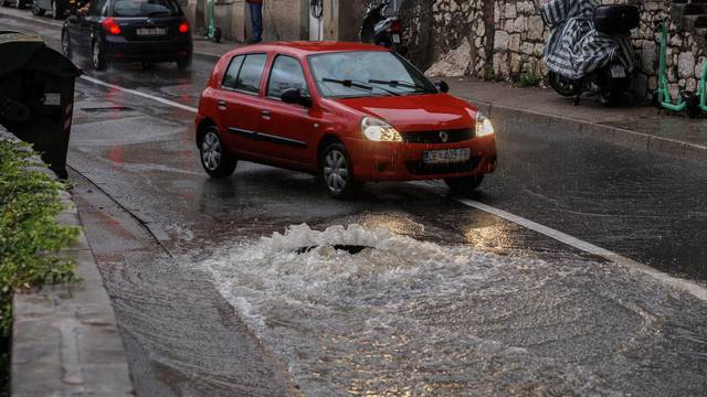 Rijeka: Zbog obilne kiše podignute su šahte iz kojih se slijevaju potoci