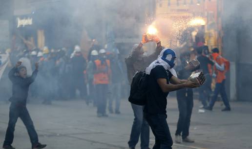 Treću noć zaredom: Ne staju sukobi policije i prosvjednika