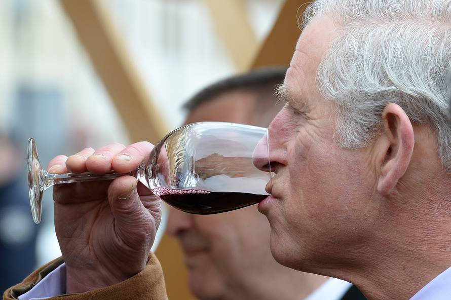 Charles i Camilla u Osijeku: Na trgu ih je dočekalo 2000 ljudi