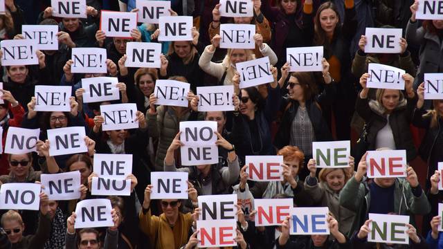 Pula: Nastavnici štrajkaši snimaju milenijsku fotografiju u obliku slova ne