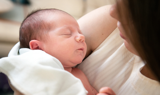 Porod kod kuće u Hrvatskoj nije reguliran. Žene zovu primalje izvana, plate im i po 3000 eura