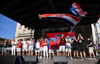 VIDEO Doček olimpijaca na Trgu bana Jelačića: Pariške junake je pozdravilo nekoliko stotina ljudi