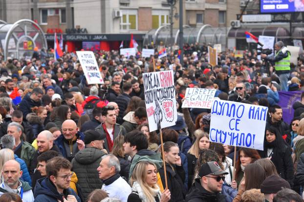 Niš: Studenti i građani nakon prosvjedne šetnje odali počast stradalima u Novom Sadu u padu nadstrešnice