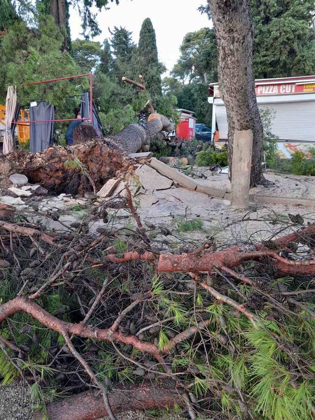 Kao armagedon! Pogledajte posljedice oluje u Biogradu