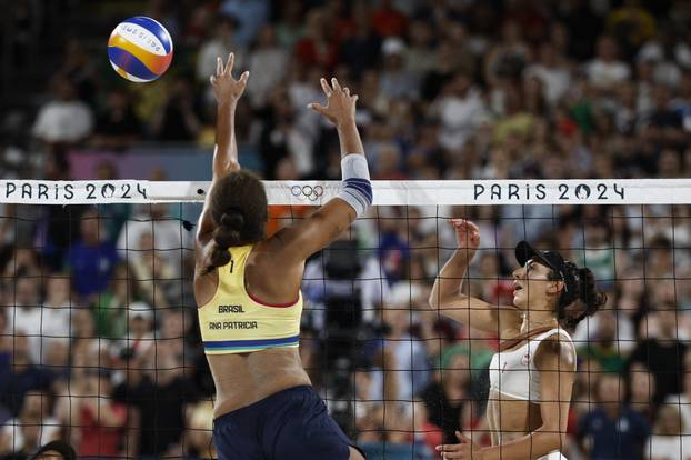 Beach Volleyball - Women's Gold Medal Match - Brazil vs Canada (Ana Patricia/Duda vs Melissa/Brandie)