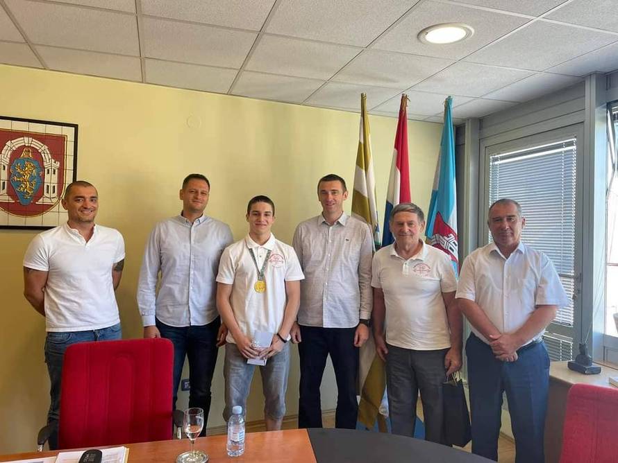 Penava mladom sportašu koji je osvojio svjetsko zlato i državni rekord dao bon od 300 kuna