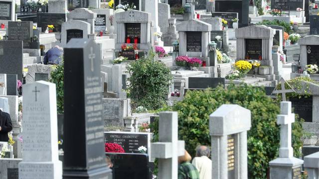 Zagreb: GraÄani obilaze posljednja poÄivaliÅ¡ta najmilijih na groblju Mirogoj