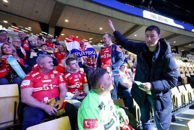 Herning: Domagoj Duvnjak fotografirao se s navijačima uoči utakmice Hrvatska i Njemačka u polufinalu EHF Europskog prvenstva