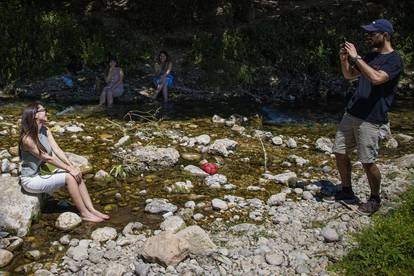 FOTO Brojni turisti rashladili se u Neretvi. U Mostaru i do 42°C