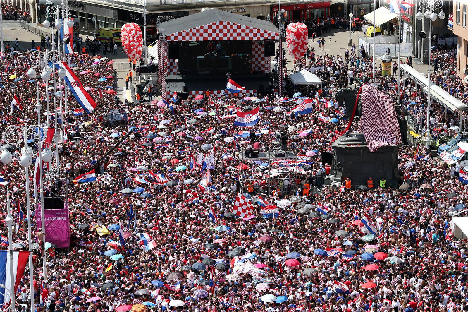 Zagreb: Pogled na prepun Trg uoči dolaska nogometnih reprezentativaca