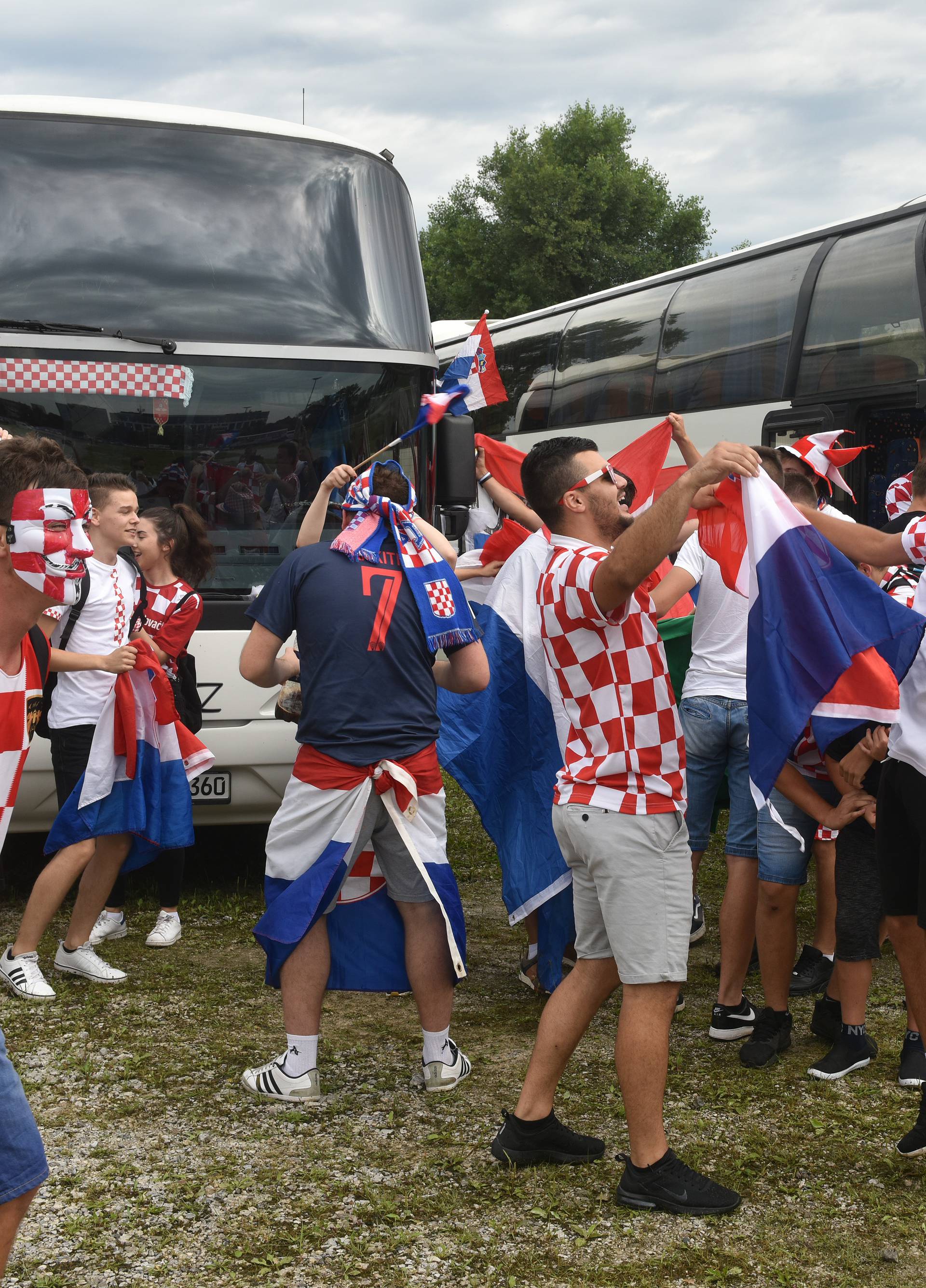 Navijači iz cijele Lijepe naše su stigli u Zagreb: 'Bravo Vatreni'