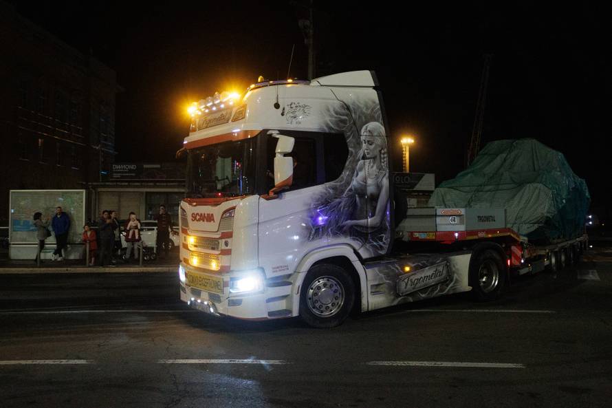 Konvoj sastavljen od sedam kamiona i 22 američka oklopna vozila Bradley krenuo iz riječke luke prema Slavonskom Brodu