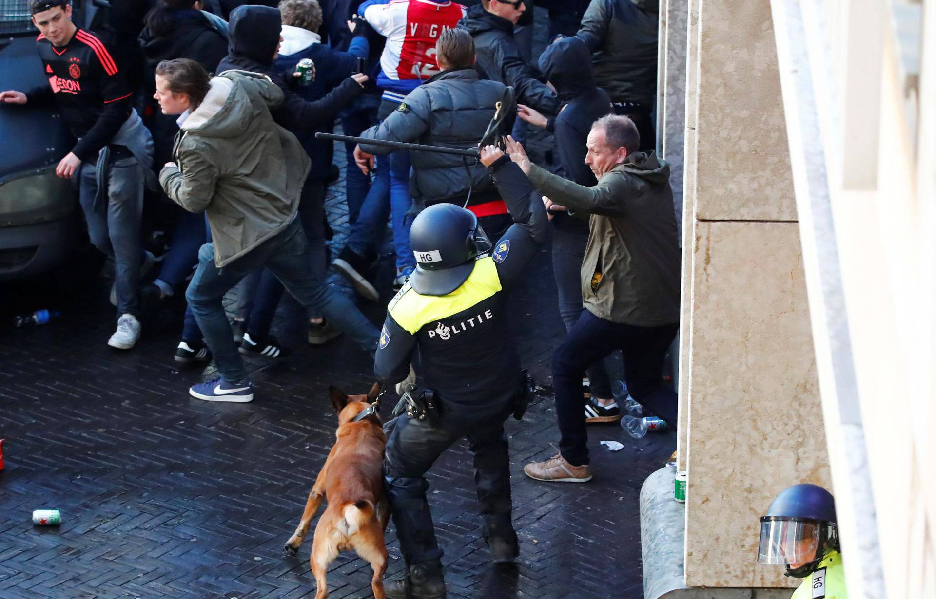 Kaos u Nizozemskoj: Uhićeno je na desetke huligana iz Italije
