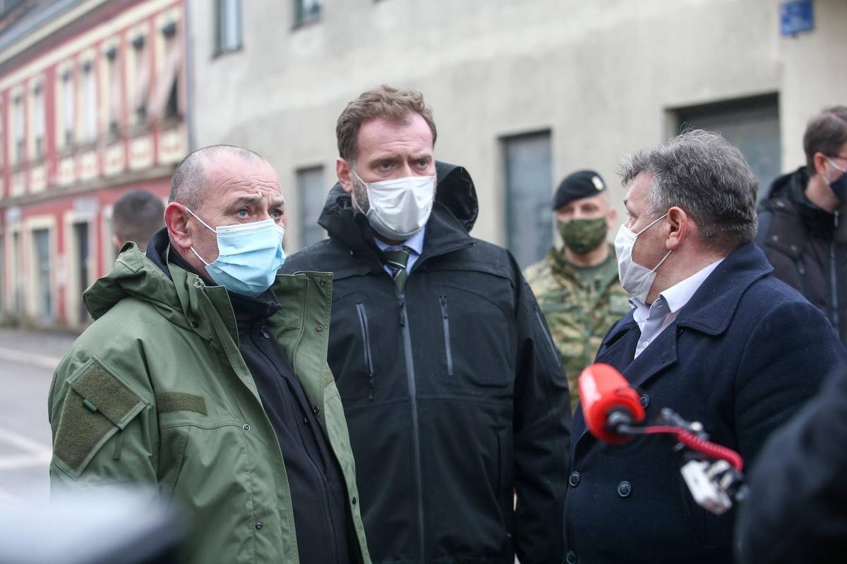 Medved: Samo kod Gline je oko 1900 kuća s crvenom oznakom