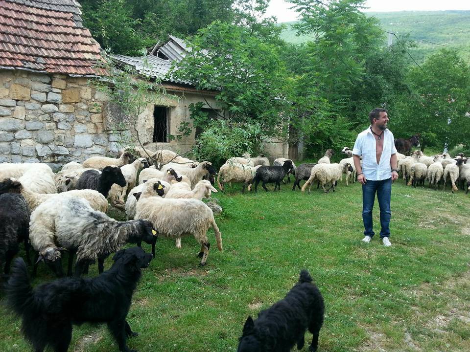 Klapa Šufit se u novom spotu družila sa Žigom i čuvala ovce