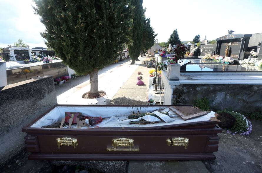 Izvadili pokojnika, prazan lijes mjesec dana stoji na groblju...