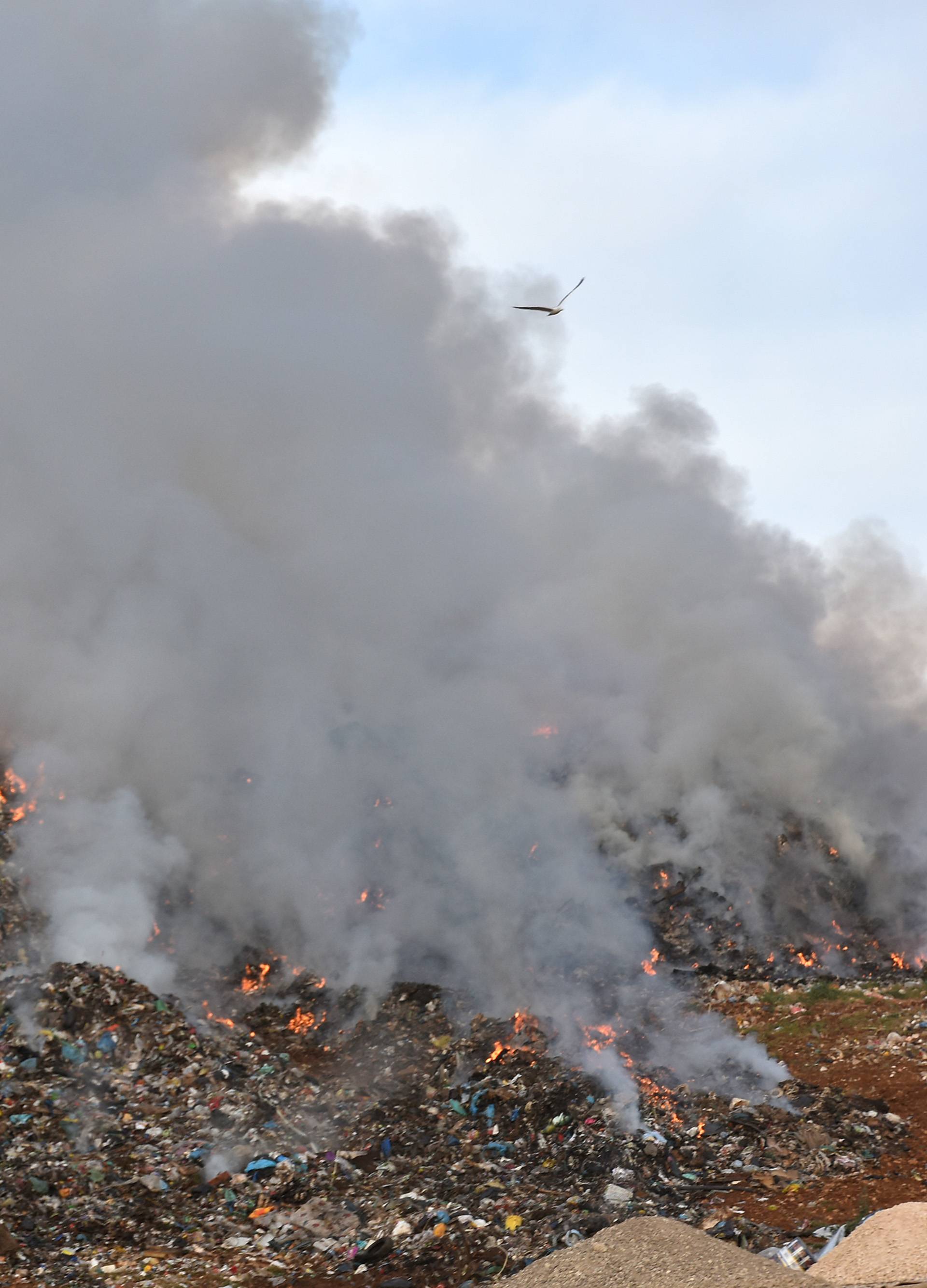 Gori odlagalište otpada u Puli: Vatru će gasiti do dugo u noć