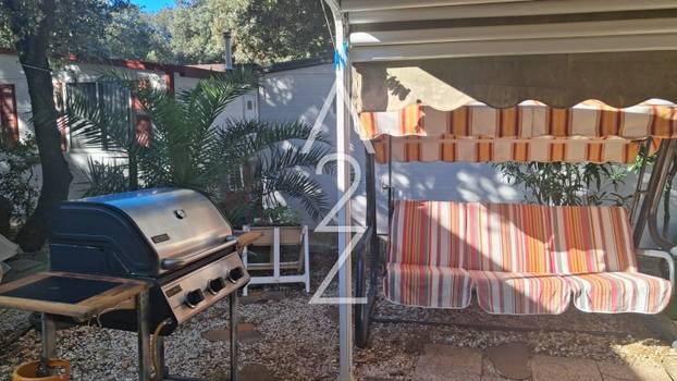 FOTO U Novalji prodaju kućicu od 30 m2 za 12.000 €! Mobilna je: 3 su hladnjaka i ova oprema