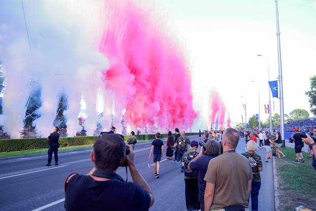 Zagreb: Vojni mimohod završio uz veličanstveni pirotehnički šou 