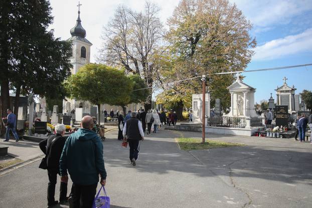 Osijek: Građani obilaze grobove najmilijih na Aninom groblju na dan Svih svetih
