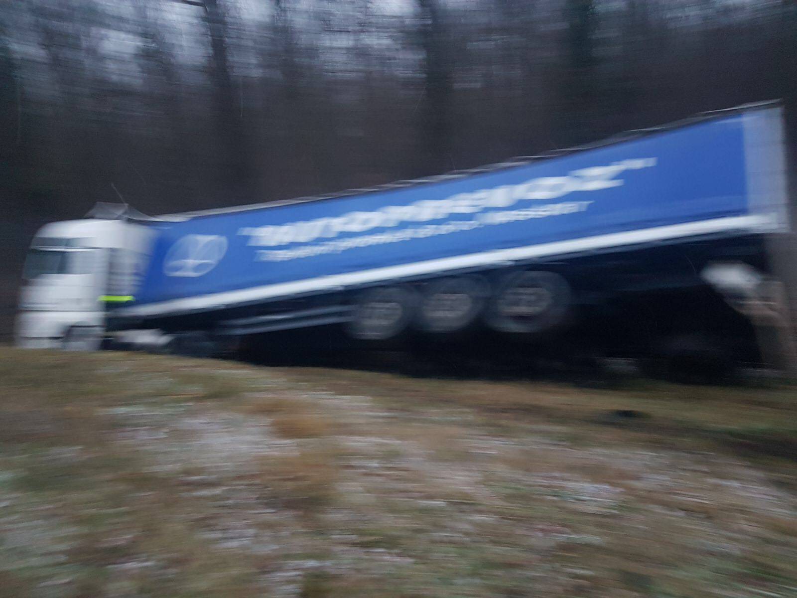 Sudar cisterne i šlepera na A3:  U nesreći ozlijeđen muškarac