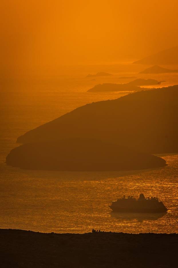 Mosor: Pogled sa Zvjezdanog Sela Mosor na zalaz sunca iznad Splita