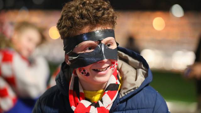 Zagreb: Dječak s maskom poput Gvardiola očekuje povratak Vatrenih