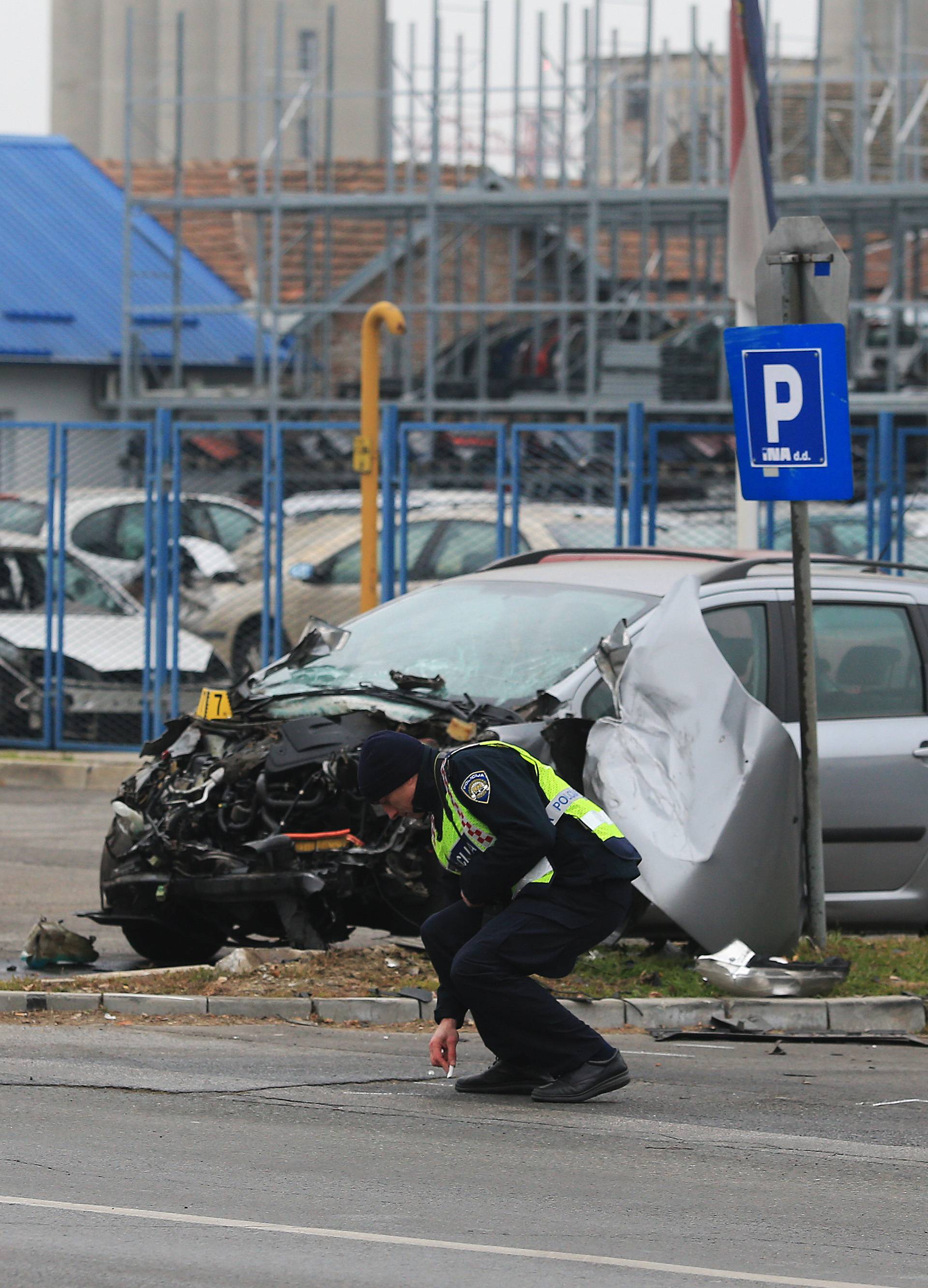 Šleper proklizao pa je zgužvao 4 automobila na parkiralištu