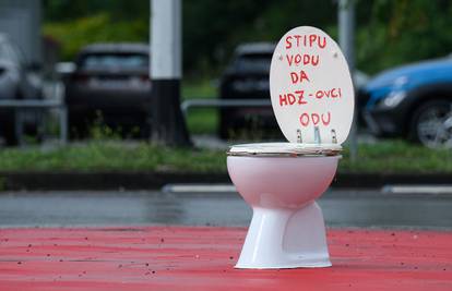 Osvanula WC školjka s porukom na kružnom toku na Jankomiru: 'Stipu vodu da HDZ-ovci odu'