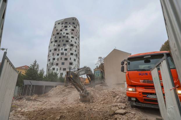Zagreb: Rušenje stare kuće na raskrižju Selske, Ilice i ulice Sv. Duh u kojoj je nekada bila pekara Sveti Duh