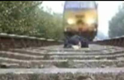 Adrenalin se penje dok leži na tračnicama ispod vlaka