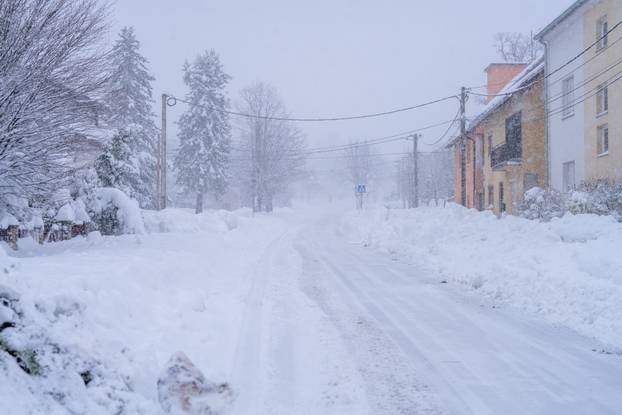 U Vrhovinama i Babinom Potoku palo je oko 50 do 80 cm snijega 